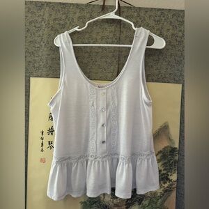 Basic white tank w/ accent. Size Large.